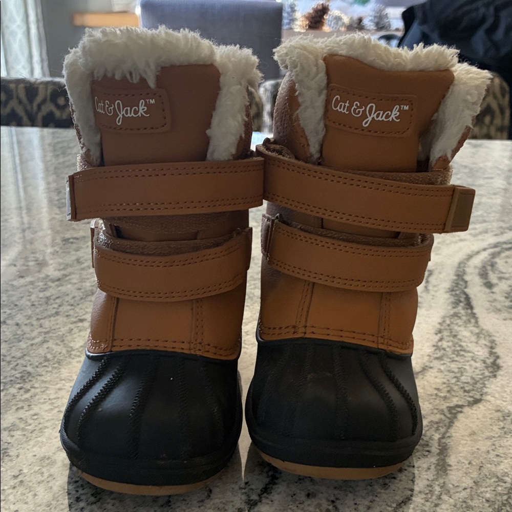 Cat & Jack Kids' Tan and Black Winter Boots l 8